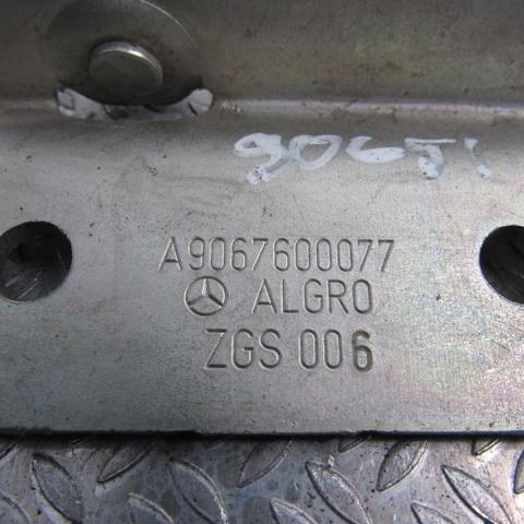 MERCEDES A9067600077 Петля-зацеп (ответная часть) замка двери задней распашной правый нижний в наличии Чернигов