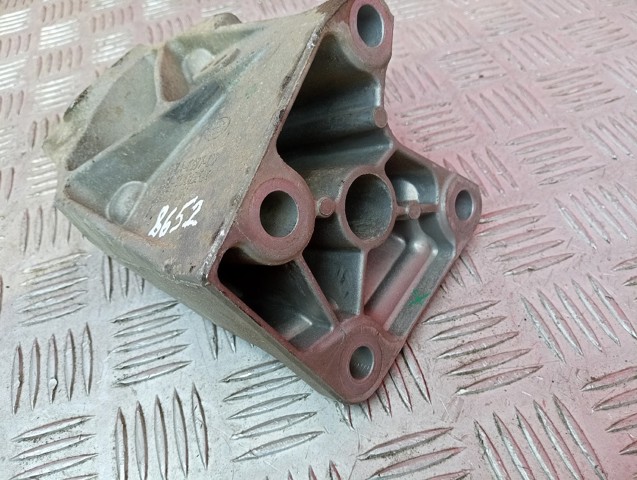 LAND ROVER LR033181 Кронштейн подушки (опоры) двигателя правой в наличии Киев