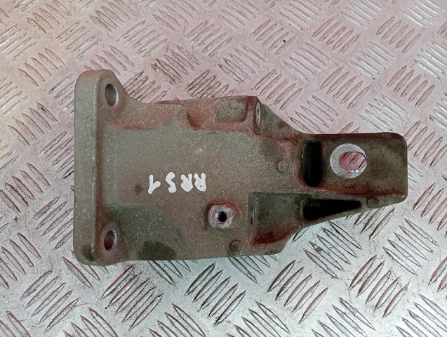 Кронштейн подушки (опоры) двигателя, правой LR033181 LAND ROVER