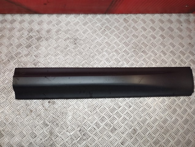 Молдинг передней правой двери, нижний LR044138 LAND ROVER