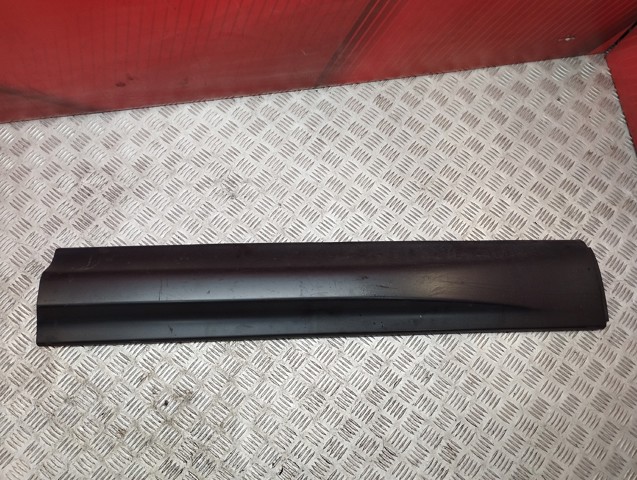 Молдинг передней левой двери, нижний LR044139 LAND ROVER
