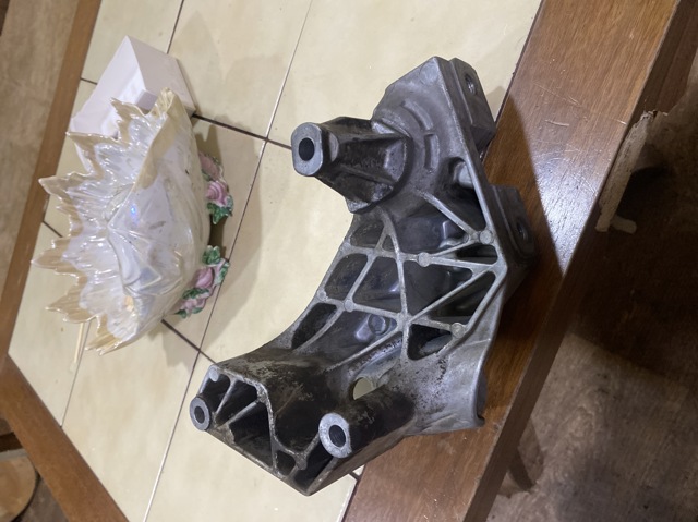 Кронштейн подушки (опоры) двигателя, правой 038199207J VAG