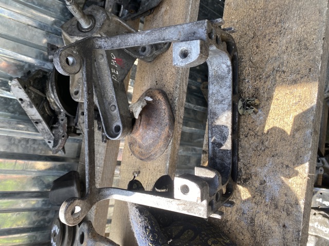 112225095R RENAULT Кронштейн подушки (опоры) двигателя левой купить в Харьков
