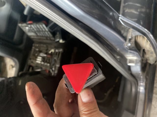 VAG 1U0953235B Кнопка аварийки в наличии Павлоград