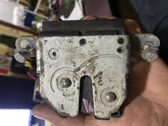 Замок двери багажника 55701971 FIAT