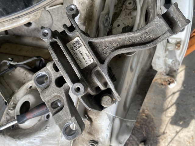 Подушка мотора правая Фольксваген Гольф SPORTSVAN