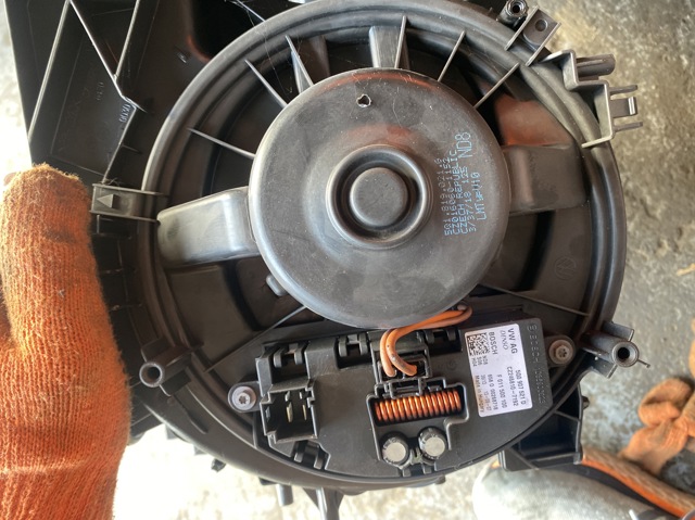 Мотор вентилятора печки (отопителя салона) Volkswagen Passat B8