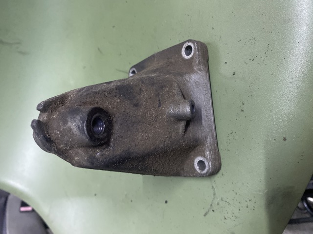 Кронштейн подушки (опоры) двигателя, правой 6042230004 MERCEDES