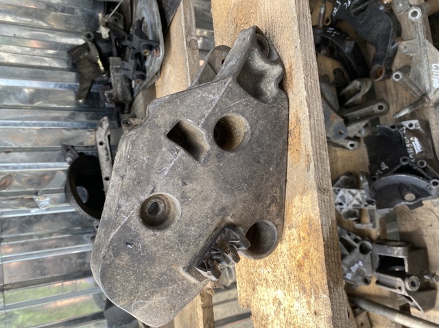 Кронштейн подушки (опоры) двигателя, правой 8200003828 RENAULT