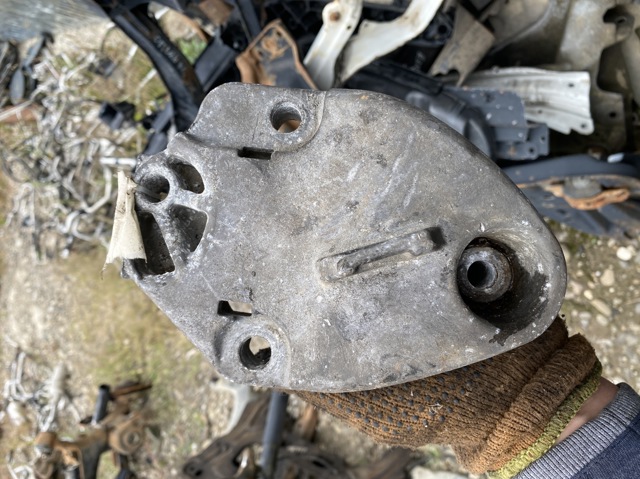 Кронштейн подушки (опоры) двигателя, правой 8200027175 RENAULT