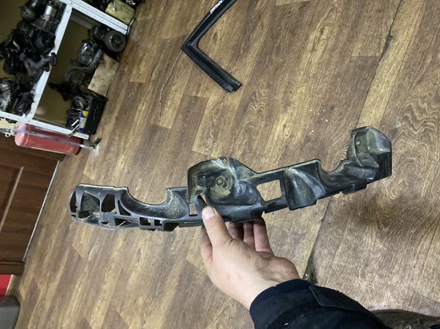 Левое крепление переднего бампера 8200114673 RENAULT