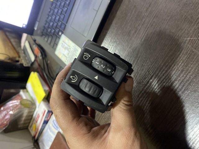 Кнопка корректора фар 8200121805 RENAULT