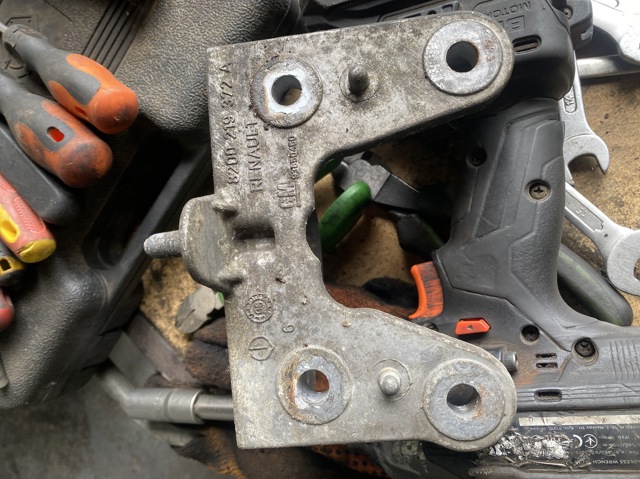 Кронштейн подушки КПП 8200219372 RENAULT
