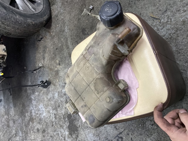 Расширительный бачок охлаждения 8200339746 RENAULT