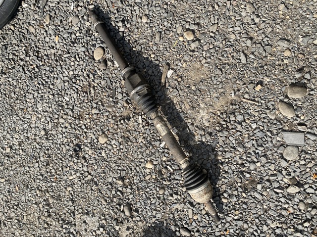 Полуось передняя, правая 8200379235 RENAULT