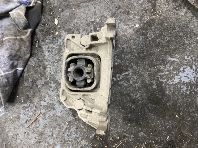 Подушка двигателя 8200429504 RENAULT