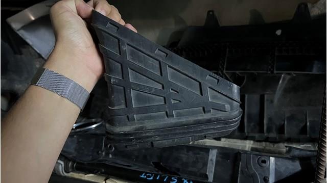 VAG 8R0129739A Впускной патрубок воздушного фильтра в наличии Украина