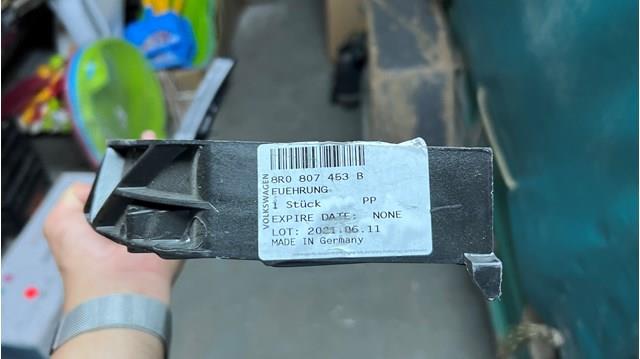 8R0807453B VAG Направляющая заднего бампера левая купить в Николаев