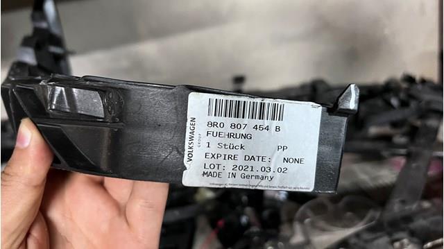 8R0807454B VAG Направляющая заднего бампера правая купить в Украина