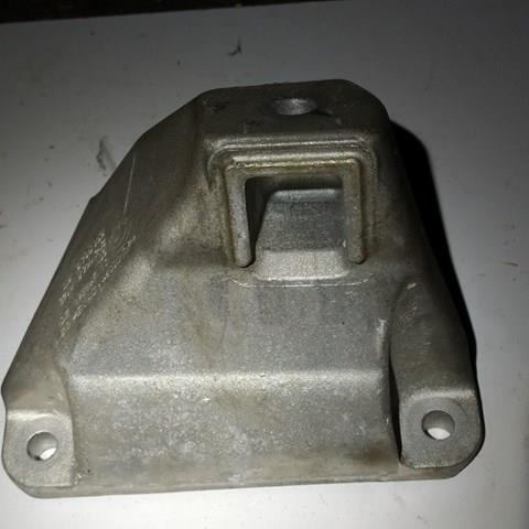 Кронштейн подушки (опоры) двигателя, правой 22116781242 BMW