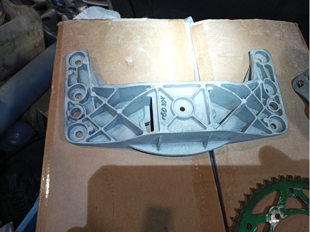 Крепление кпп 22316761106 BMW