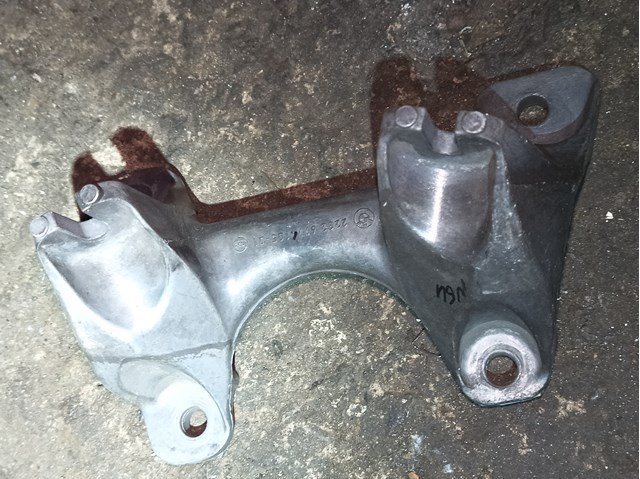 Кронштейн подушки КПП 22326774105 BMW
