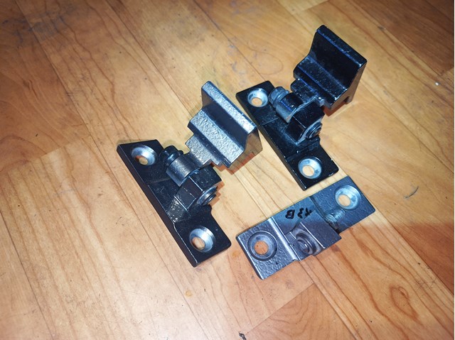 Петля задней двери, правой 41527200244 BMW