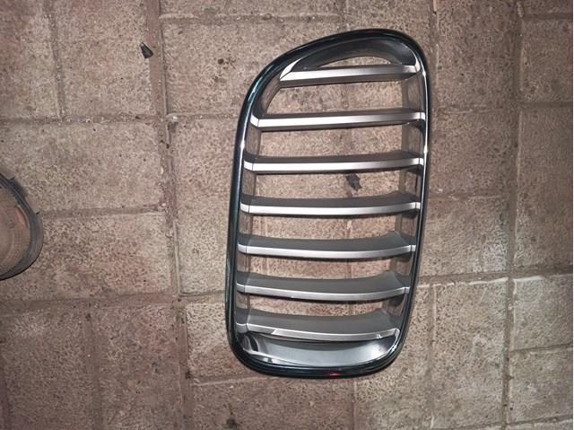 Решетка радиатора правая 51117210726 BMW