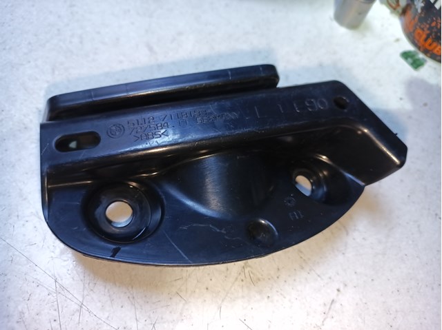 Левый кронштейн заднего бампера 51127118193 BMW