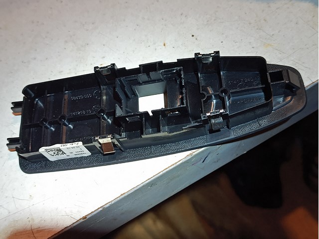 51417283835 BMW Панель (накладка) блока управления стеклоподъемником передняя правая купить в Ровно