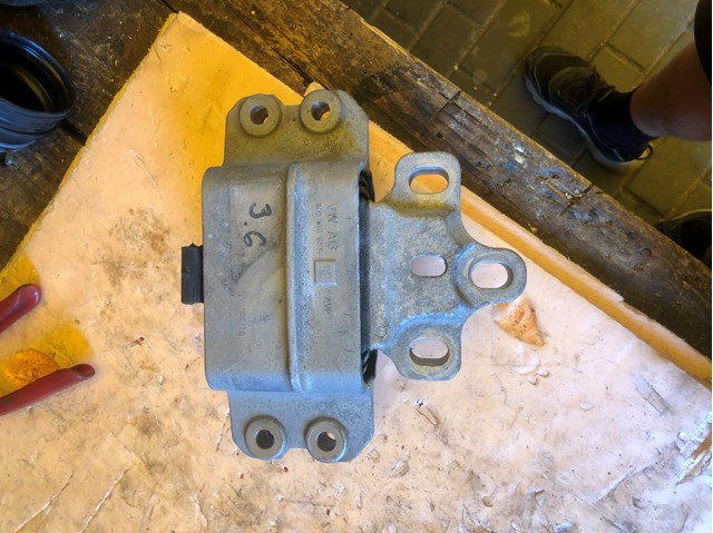 Левая опора двигателя 1K0199555AB VAG