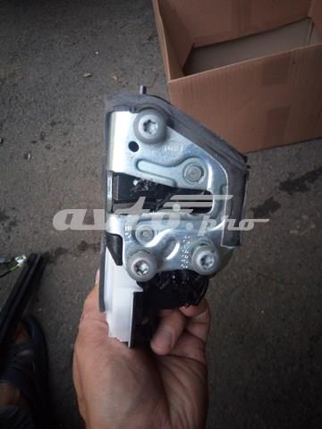 Замок передней пассажирской двери Toyota Auris UKP