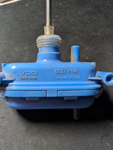 Мотор открытия замка багажника 4A0862153A VAG