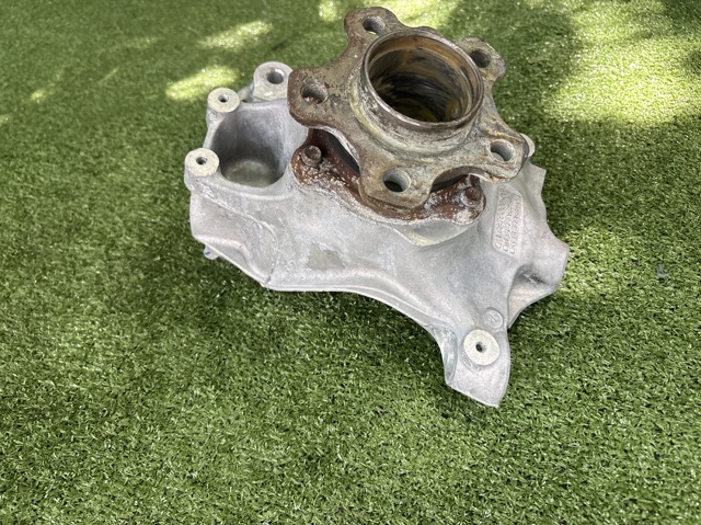 Кулак поворотный передний левый 31206878609 BMW