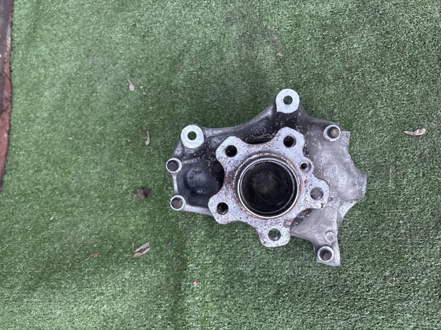 Кулак поворотный передний левый 31216877143 BMW