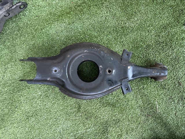 Балансир задний нижний, правый 55211GI000 HYUNDAI