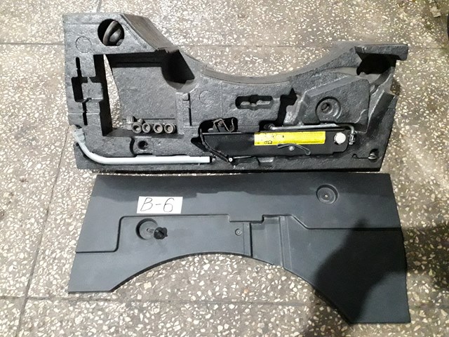 Крюк буксировочный 1T0805615A VAG