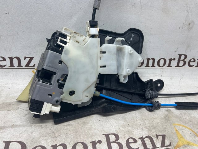 Замок задней правой двери  A2047302235 MERCEDES