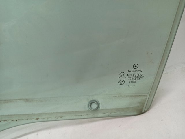 Стекло двери задней левой A2047350110 MERCEDES