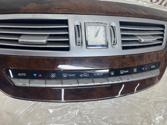 Блок кнопок центральной консоли A2218705058 MERCEDES