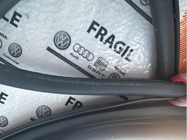 VAG 80A839912B Уплотнитель двери передней (на кузове) в наличии Винница