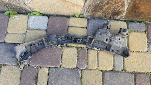 Кронштейн бампера переднего, левый 9816768880 OPEL