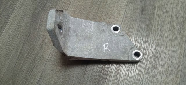 Кронштейн подушки (опоры) двигателя, правой 112323NF0A NISSAN