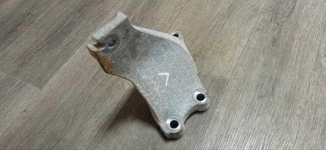 Кронштейн подушки (опоры) двигателя, левой 112533NF0A NISSAN