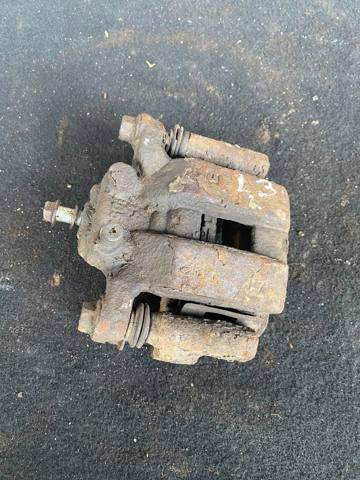 Задний левый суппорт 440113NF0A NISSAN