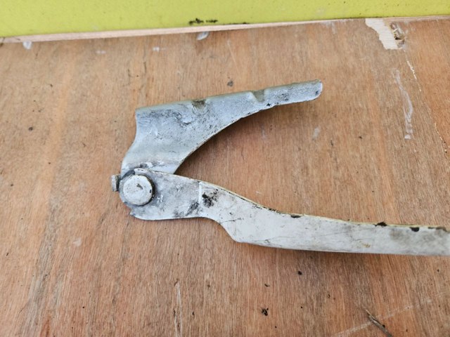 Петля капота, правая 6C1116800AC FORD