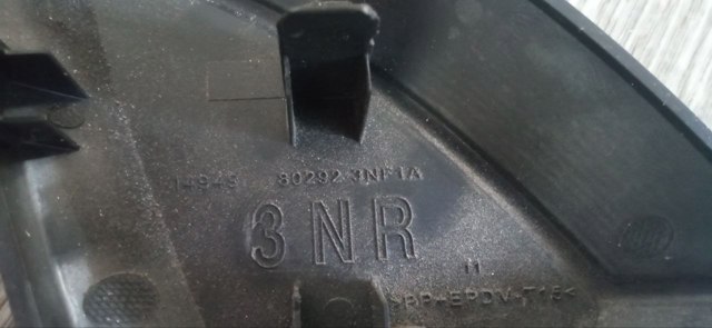 Внутренняя накладка крепления зеркала правого 802923NF1A NISSAN