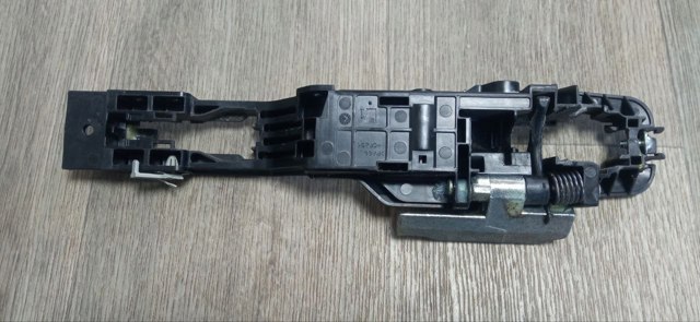 Держатель наружной ручки двери, передней левой 806111AA0A NISSAN