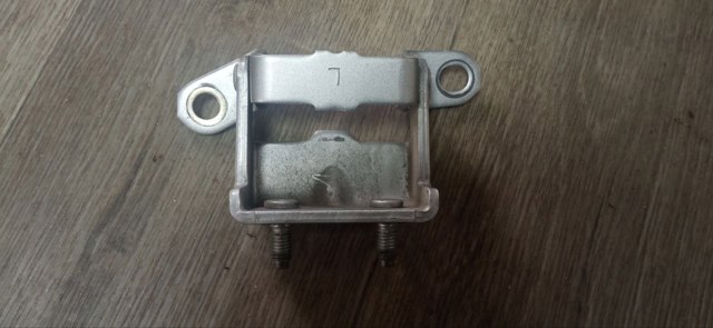NISSAN 824013NA0A Петля двери задней левой в наличии Каменское