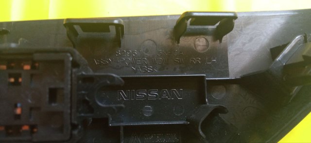 Накладка кнопки стеклоподъемника заднего левого 829613NF0A NISSAN